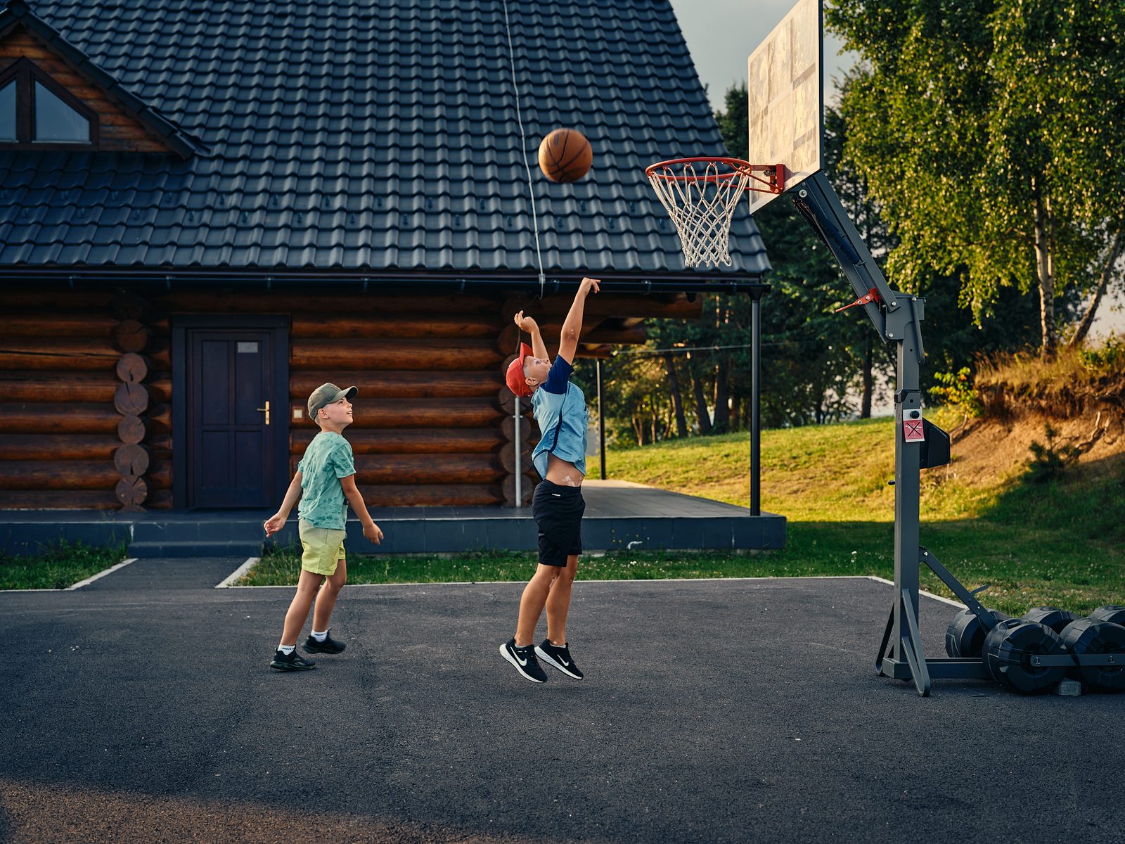 Deti hrajú basketbal pred zrubom pod Poľanou
